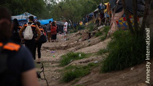 Photo of people and tents along the US-Mexico border